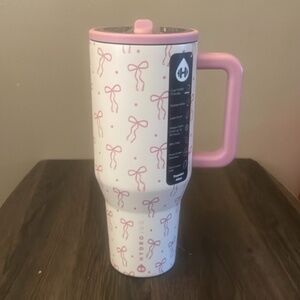 Hydrojug- 40 oz traveler - Pretty Please (Pink Ribbon)